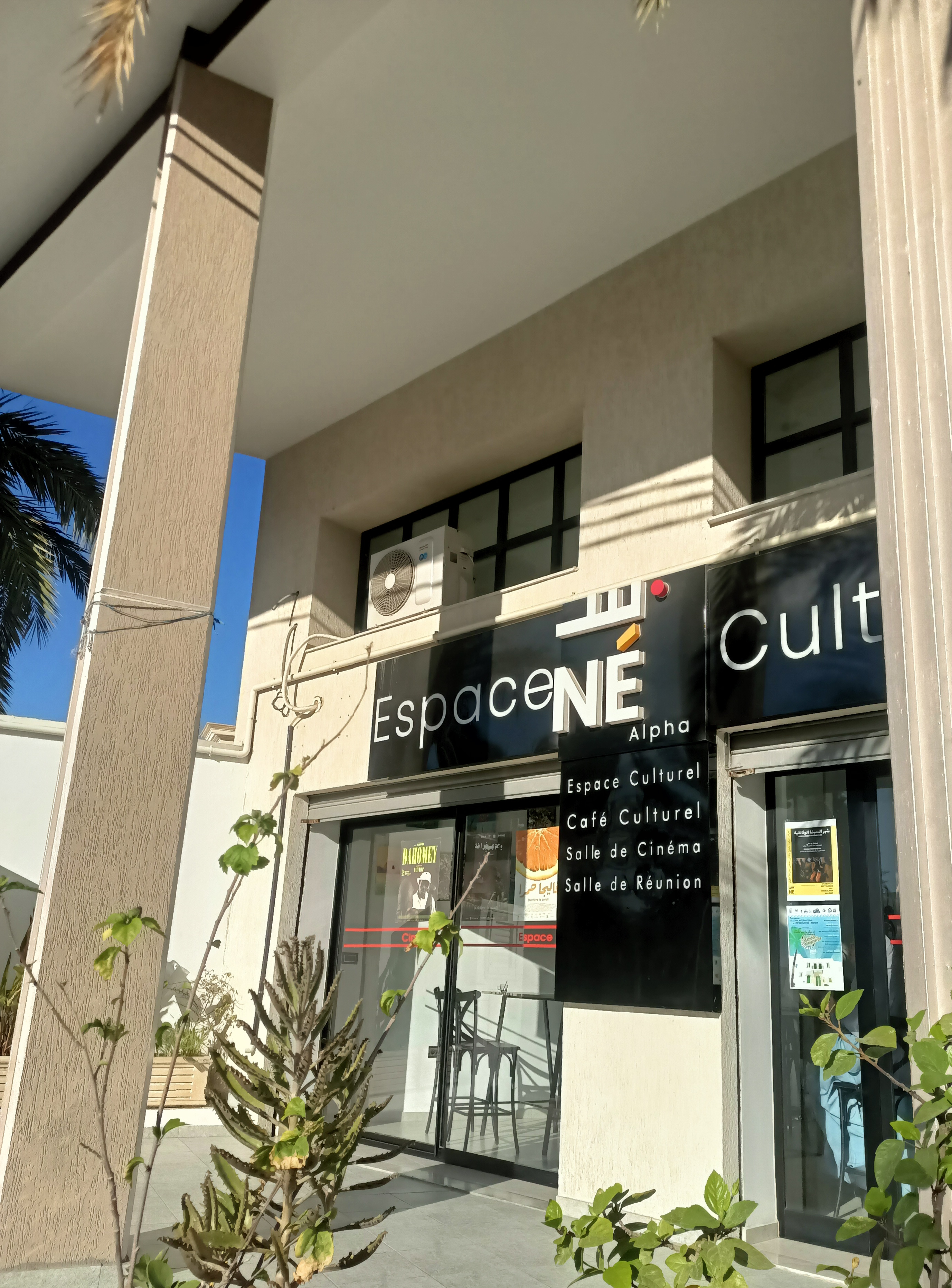 Façade du Ciné Alpha